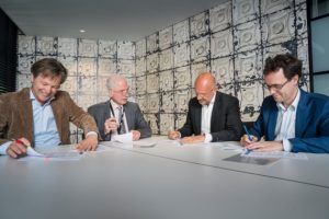 Op de foto vlnr: Stan Bentvelsen (directeur Nikhef), Anwar Osseyran (managing director SURFsara), Jeroen Bos (directeur Bossers & Cnossen) en Erwin Bleumink (algemeen directeur SURFnet). Fotograaf: Ivar Pel