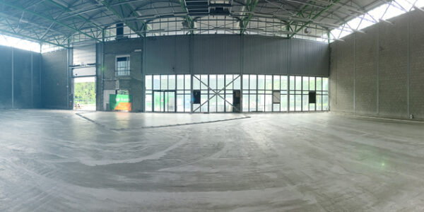 Hal ETpathfinder met betonnen vloer