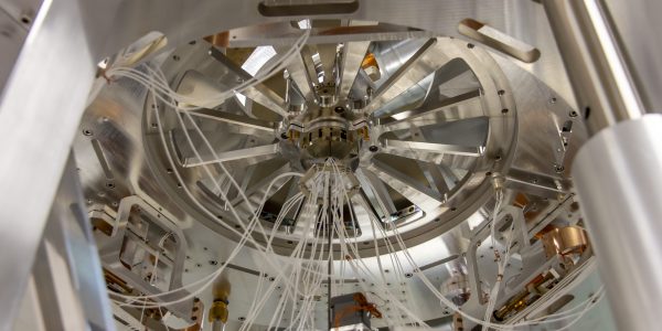 prototype spiegelophanging met metalen veren en draden