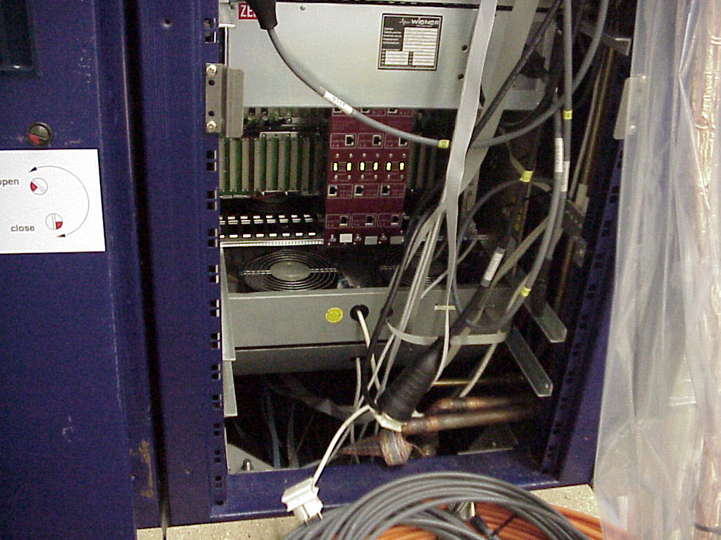 MVC-811X_adc_crate_achter_part1.JPG, 167606 bytes, 11/21/00