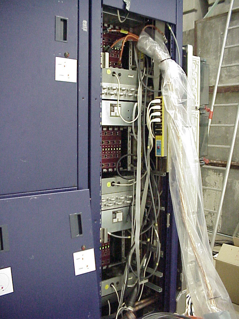 MVC-812X_adc_crate_achter_tot_2.jpg, 201135 bytes, 11/23/00