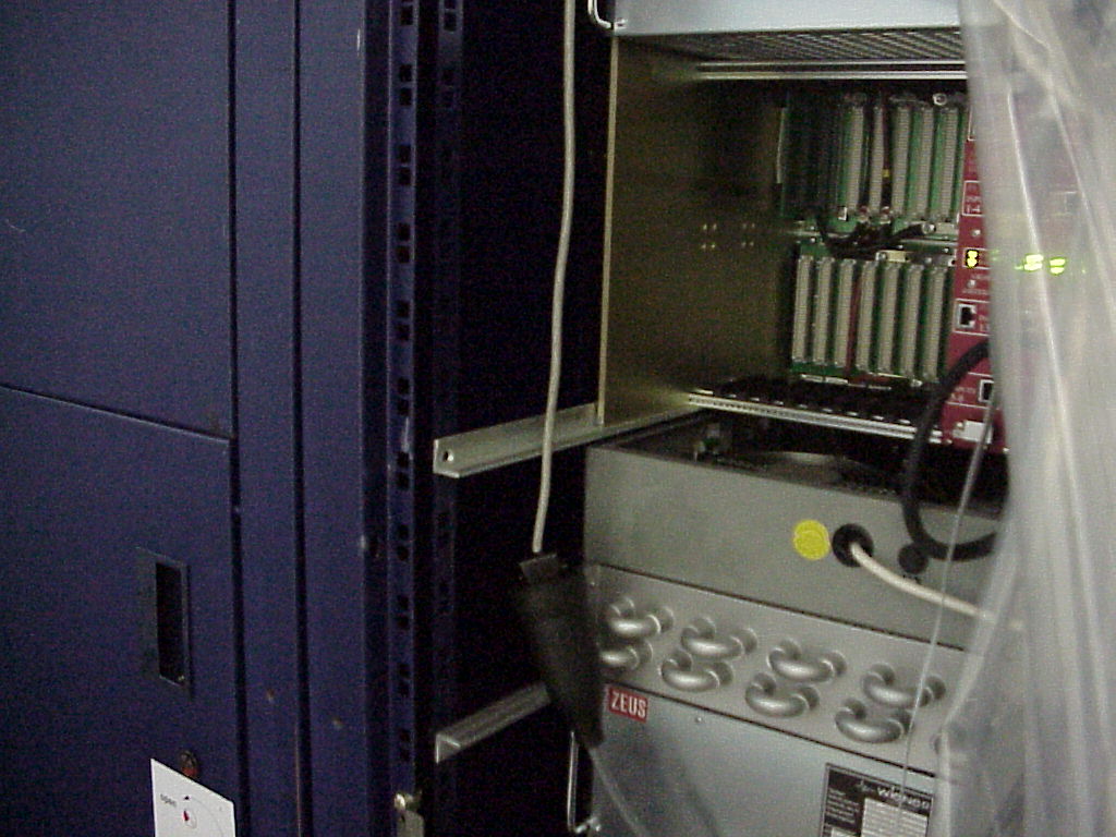 MVC-830X_adc_crate_rail1.JPG, 147777 bytes, 11/21/00