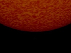 Comparison between a red giant and a double white dwarf